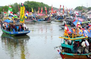 Suasana saat sedekah laut di pantau utara, muarareja, Tegal